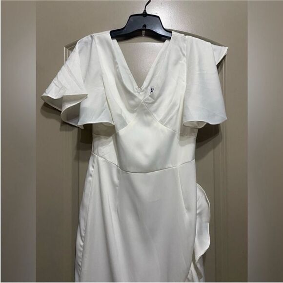 AmyLynn NWT V-neck Ruffle Midi Tea Dress White
Size Small - Picture 7 of 13